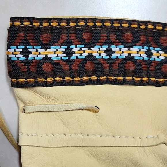 Hides in hand crafted in Canada 🇨🇦  Moccasins for Baby - Picture 7 of 7